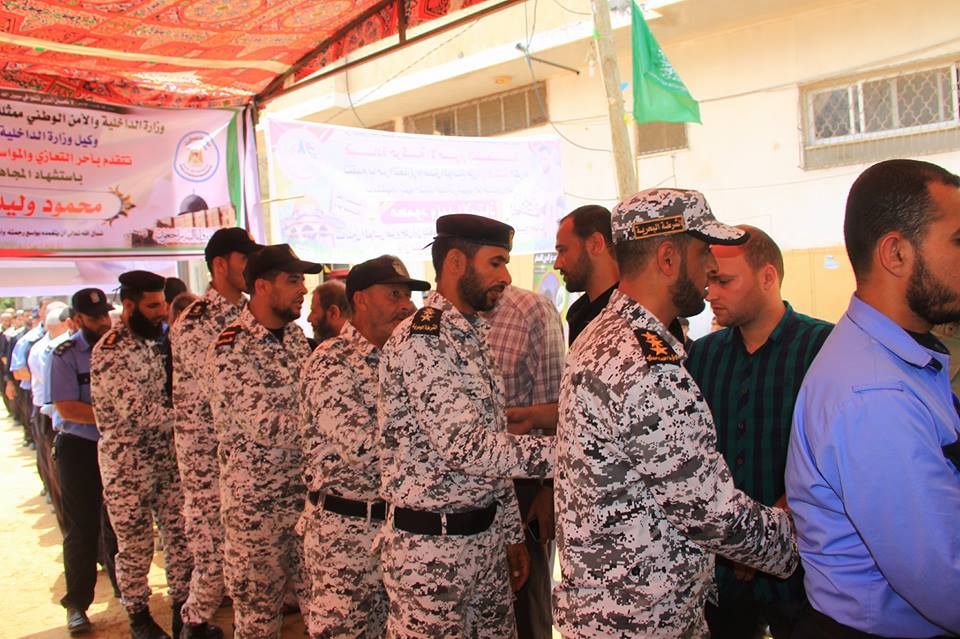 قيادة "الداخلية" تقدم واجب العزاء لذوي شهداء المقاومة بالمحافظة الوسطى