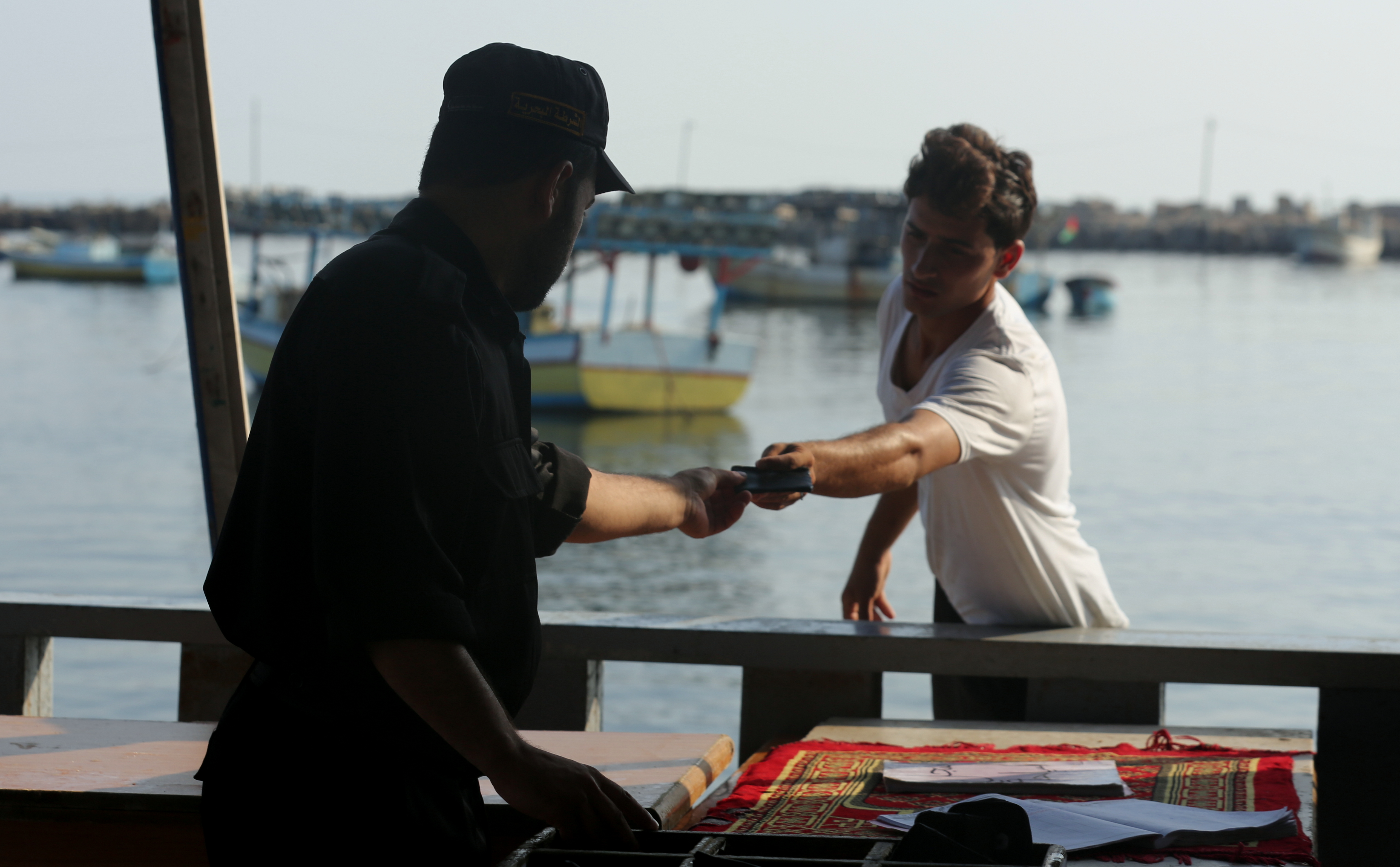 الشرطة البحرية تُنظم حركة الصيادين في ميناء غزة بنظام منظومة "الباركود" الإلكتروني