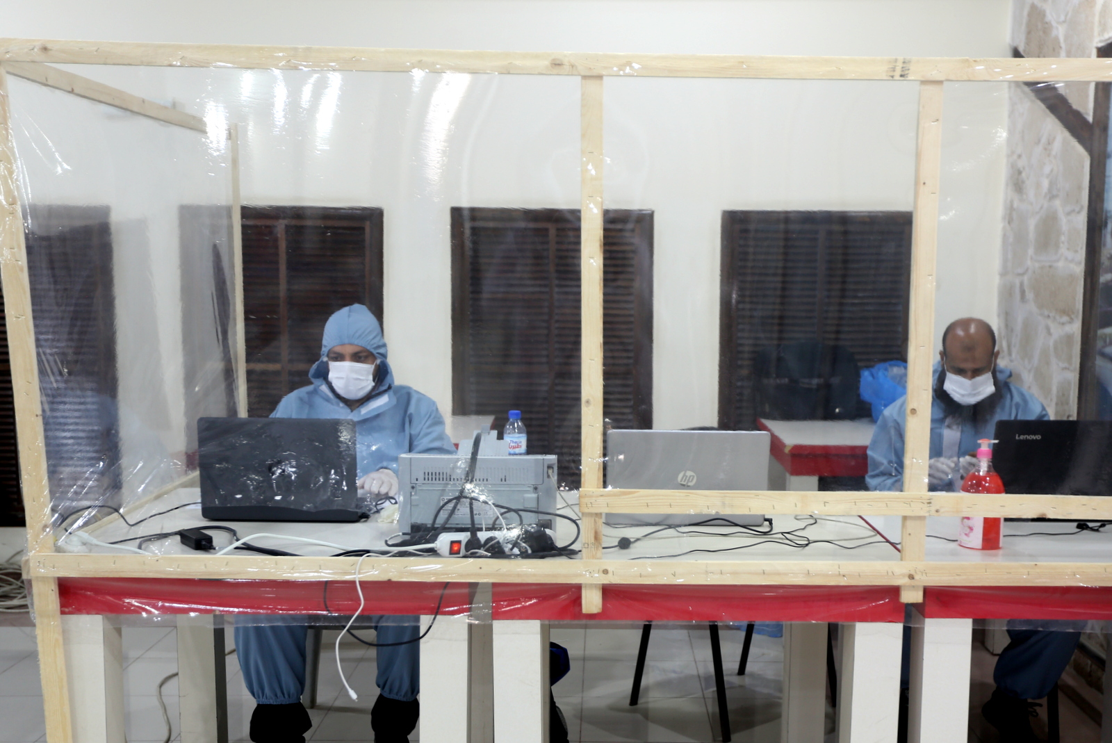  بدء مغادرة المسافرين عبر معبر رفح في أول أيام فتحه استثنائياً