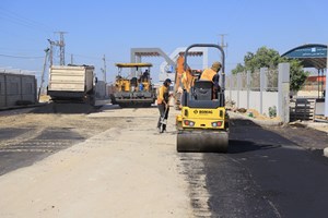 "المعابر" تشرع بصيانة المدخل الرئيس لمعبر رفح البري