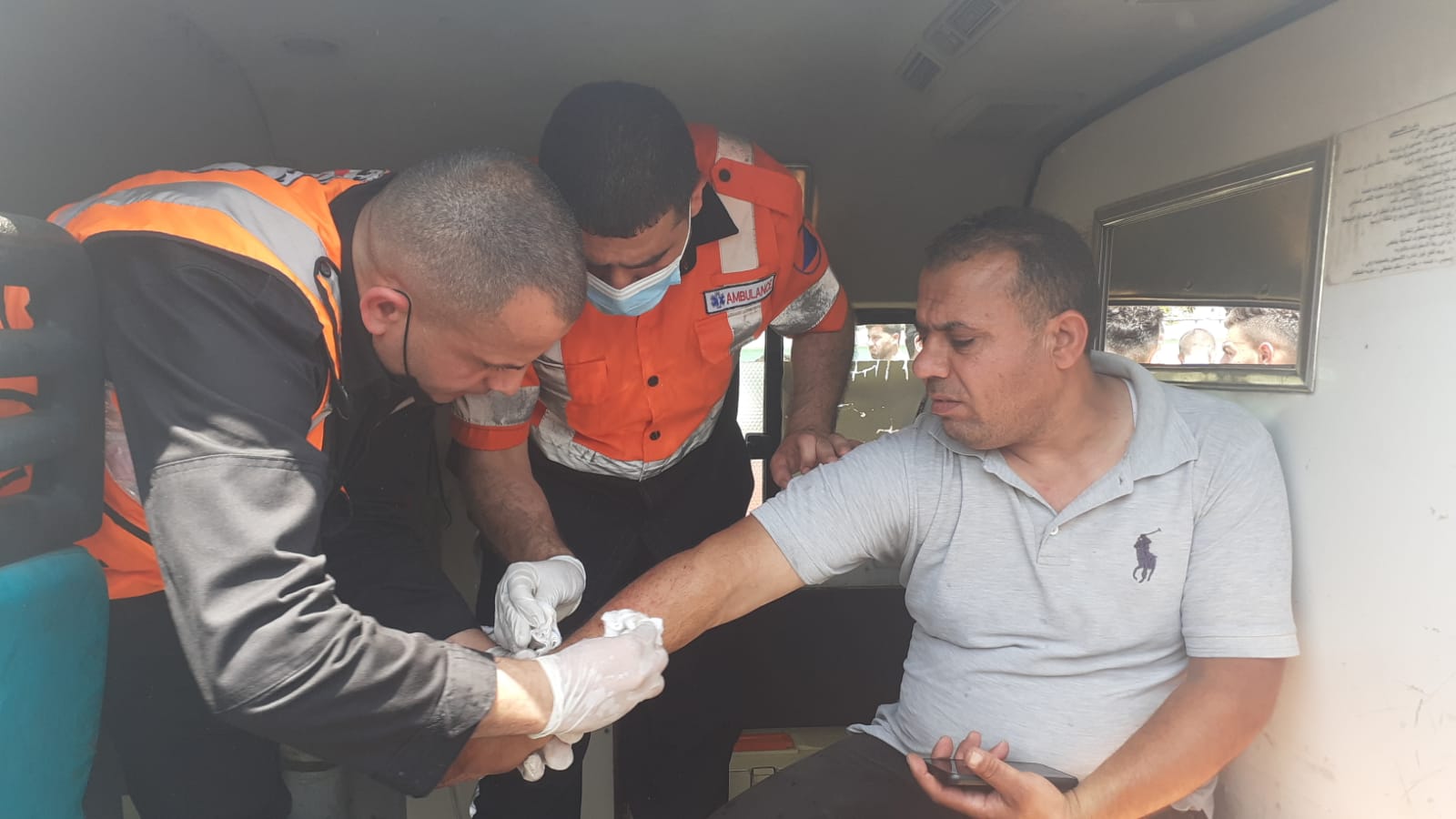 الدفاع المدني يُتابع آثار العدوان الإسرائيلي