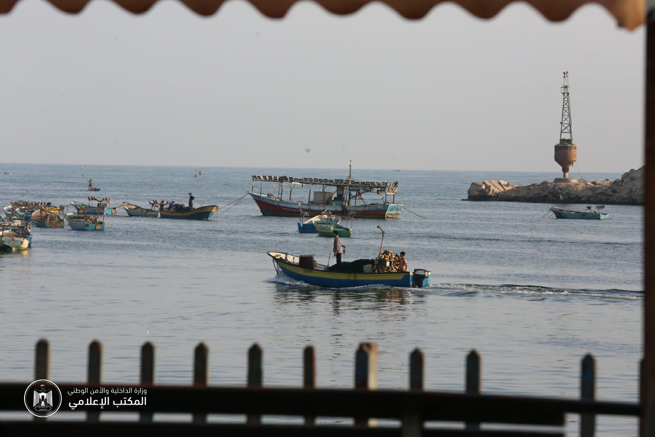 الشرطة البحرية تتابع التزام الصيادين بضوابط مزاولة الصيد في بحر غزة