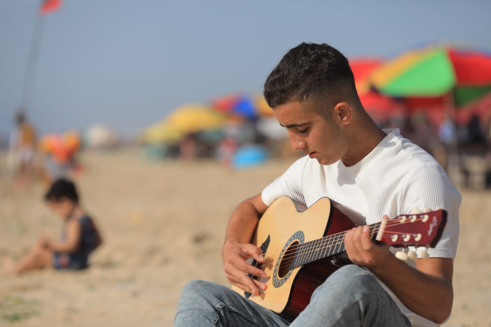 أجواء اصطياف المواطنين على شاطئ البحر وسط قطاع غزة