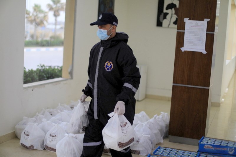 خدمة المستضافين بمراكز الحجر الصحي وتقديم الإفطار لهم في أول أيام شهر رمضان المبارك