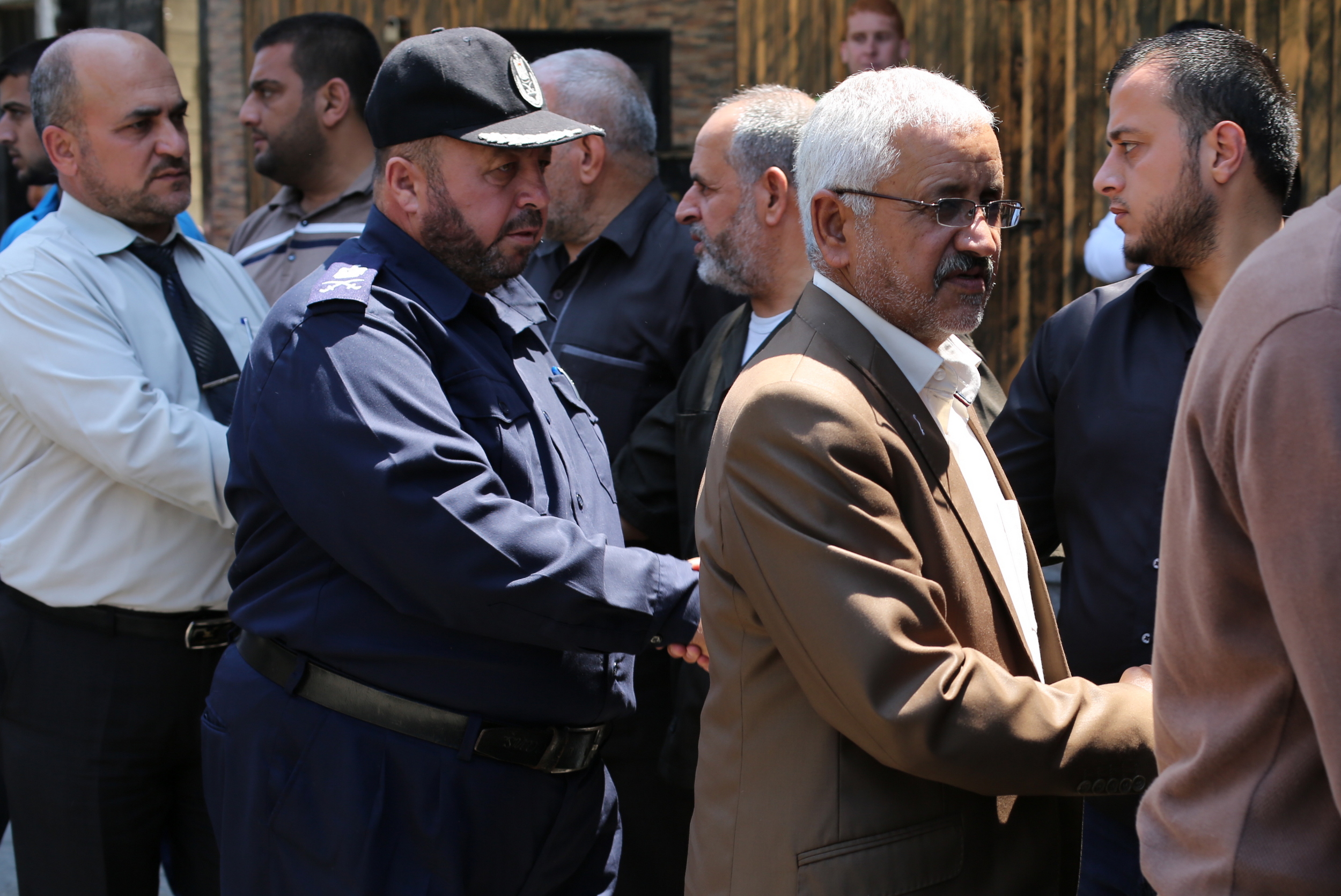 قيادة "الداخلية" تقدم واجب العزاء لذوي شهداء الوزارة في مسيرات العودة بذكرى النكبة