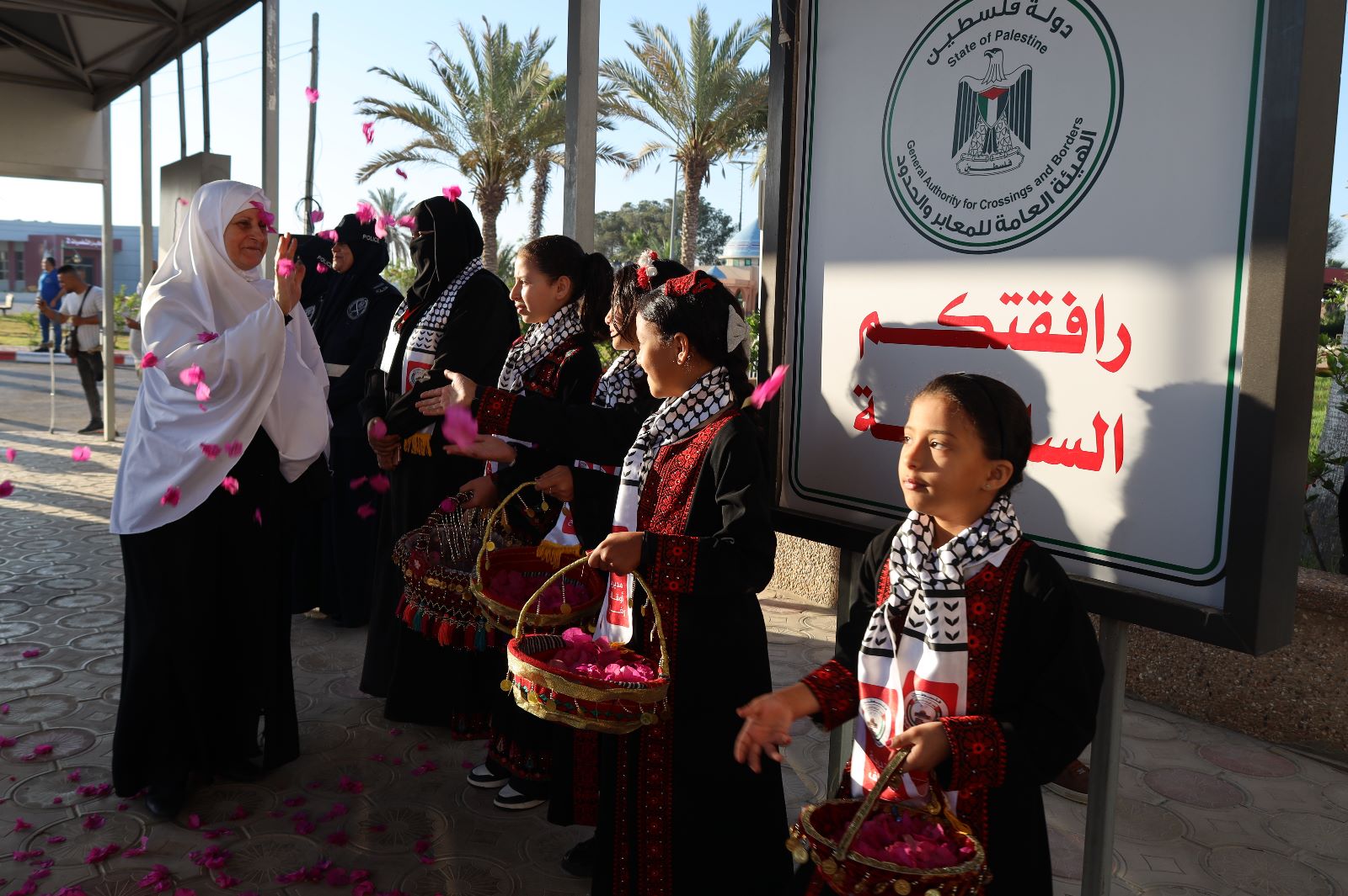 أطقم "المعابر" و"أجهزة الداخلية" تسهل مغادرة حجاج بيت الله عبر معبر رفح