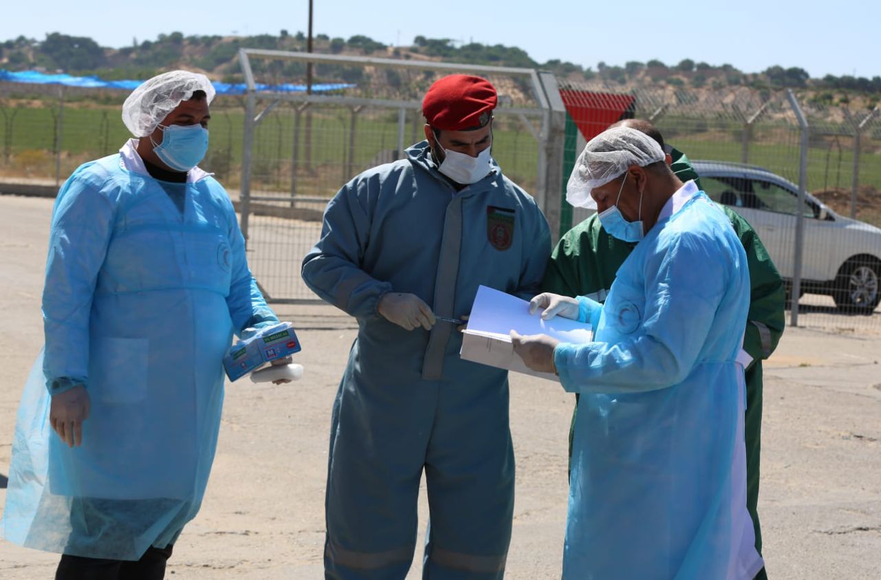 عمل الشرطة العسكرية عبر حاجز بيت حانون في استقبال الوافدين ونقلهم لمراكز الحجر الصحي الاحترازي