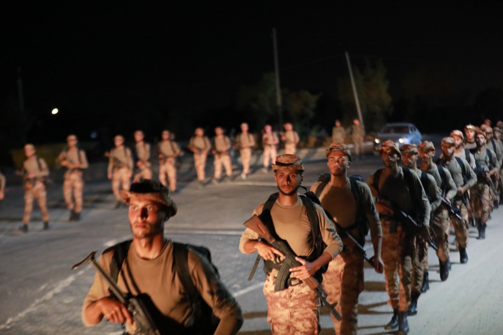 كلية الرباط الجامعية تنظم مسيرًا عسكريًا لدورة الصاعقة