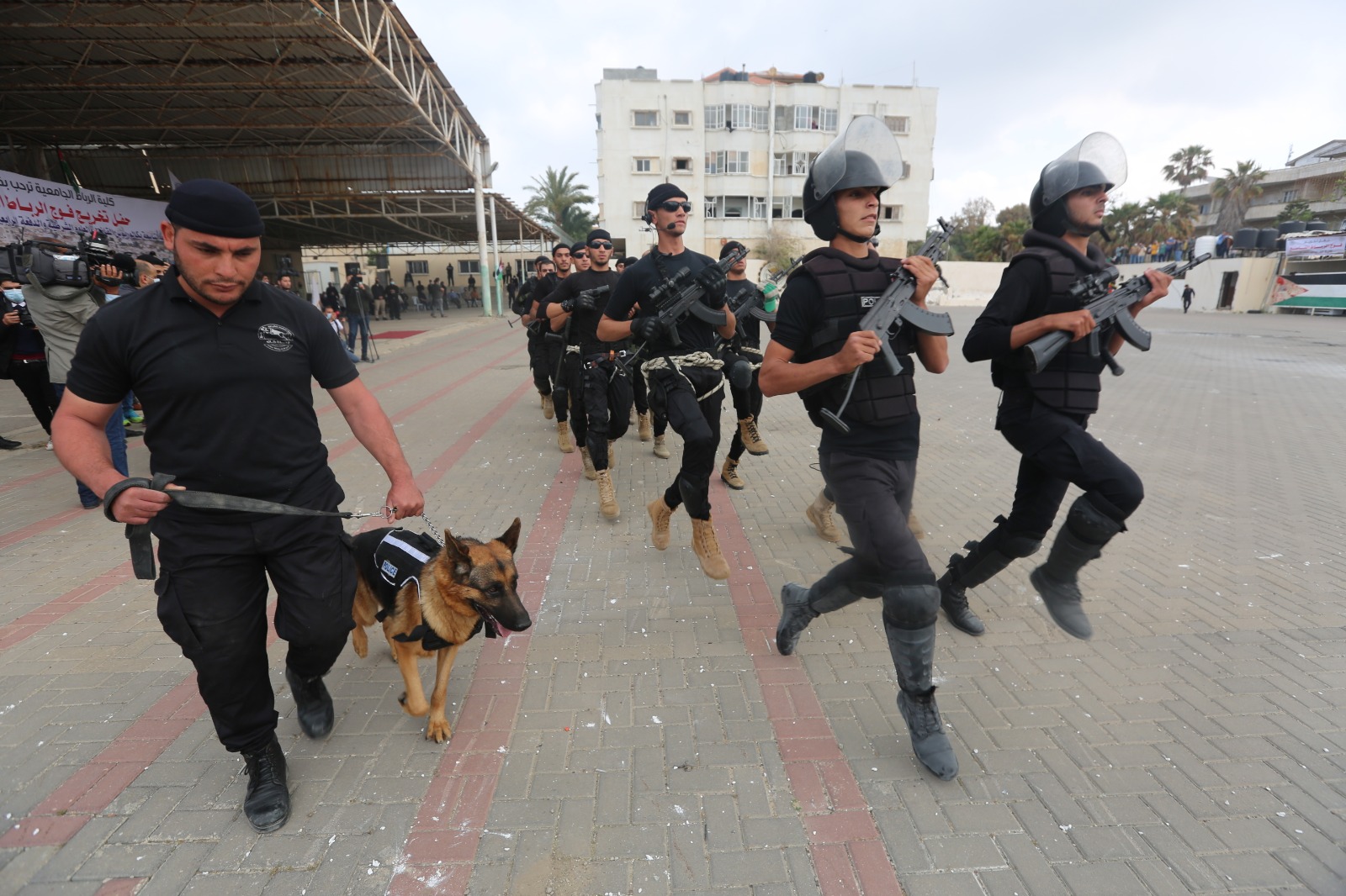 صور.. كلية "الرباط" تُخرج الدفعة التاسعة بكالوريوس "العلوم الشرطية"