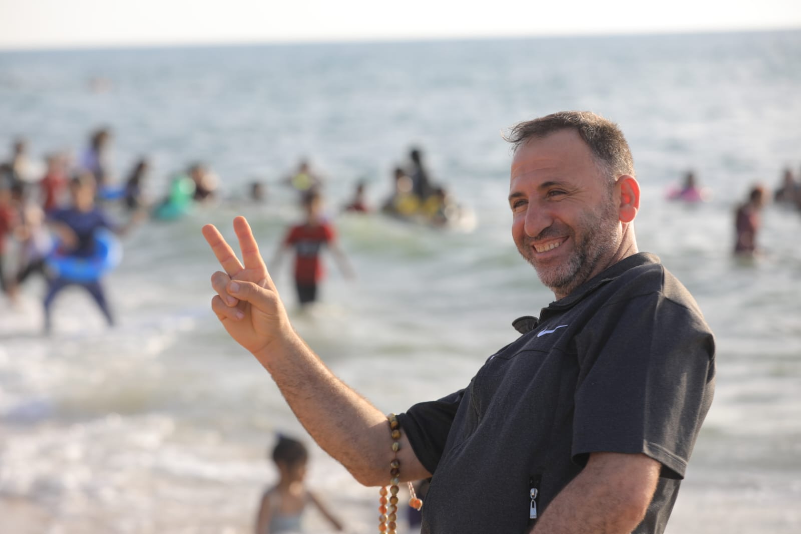 أجواء اصطياف المواطنين على شاطئ البحر وسط قطاع غزة