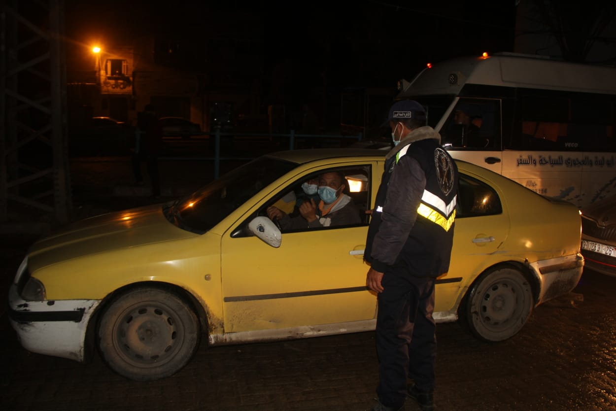 الشرطة تُتابع التزام المواطنين والمنشآت بالإغلاق وحظر التجوال