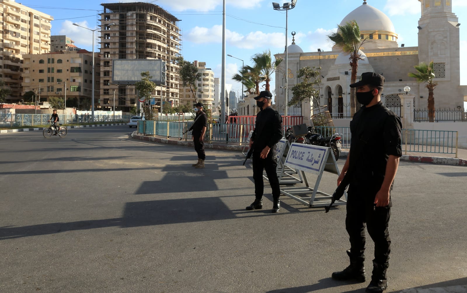 انتشار الشرطة في الساحات العامة والمتنزهات لمنع الازدحام خلال عيد الفطر