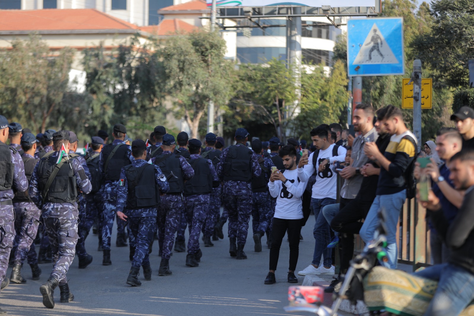 "الداخلية" تُنظم مسيراً عسكرياً تكريماً لشهداء الأجهزة الأمنية بالضفة