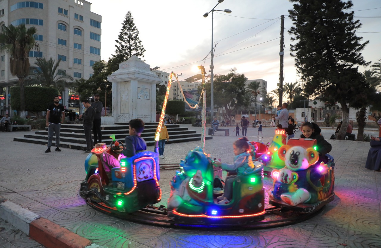 أجواء قضاء المواطنين في غزة الإجازة الأسبوعية في عدد الأماكن الترفيهية مساء الجمعة