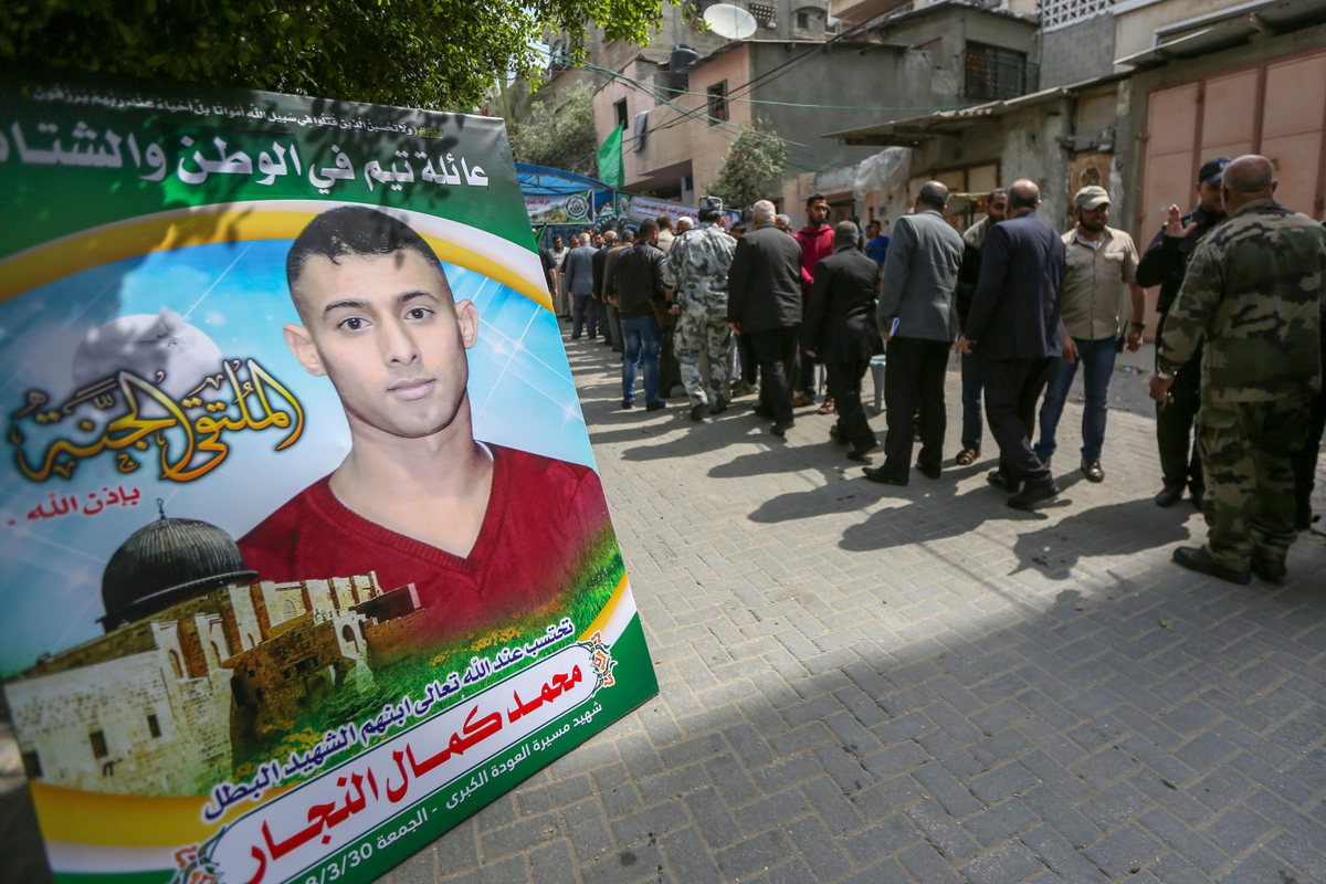 قيادة الداخلية تُقدم واجب العزاء لذوي شهداء مسيرة العودة