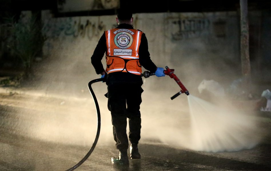 الدفاع المدني يُشارك في مبادرات للتعقيم بمحافظات القطاع لمكافحة جائحة كورونا