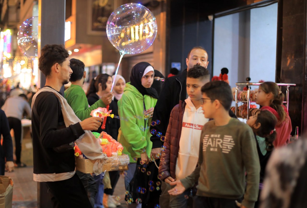 أجواء غزة عشية عيد الفطر السعيد وانتشار أجهزة الداخلية لتسهيل حركة المواطنين وتهيئة الأجواء الملائمة