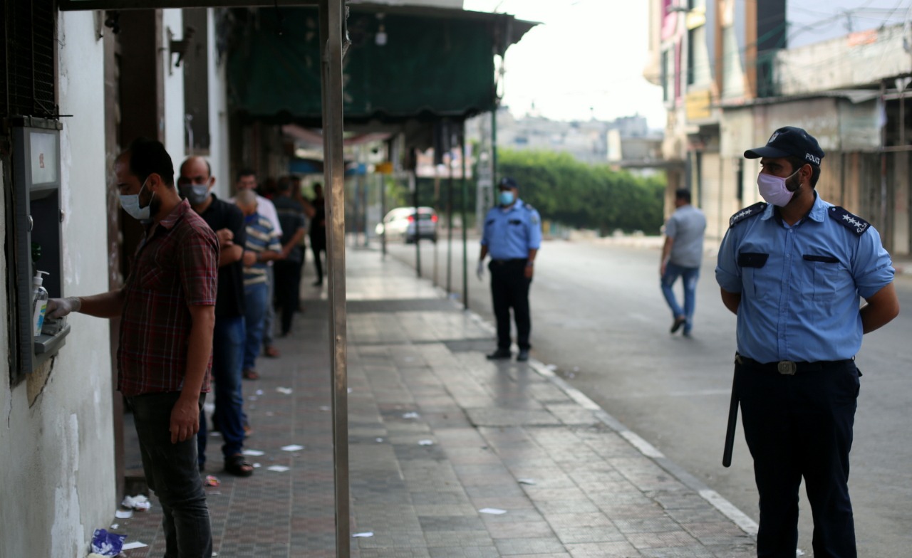 الأجهزة الأمنية والشرطية تُنظم آلية صرف رواتب الموظفين وفق إجراءات السلامة