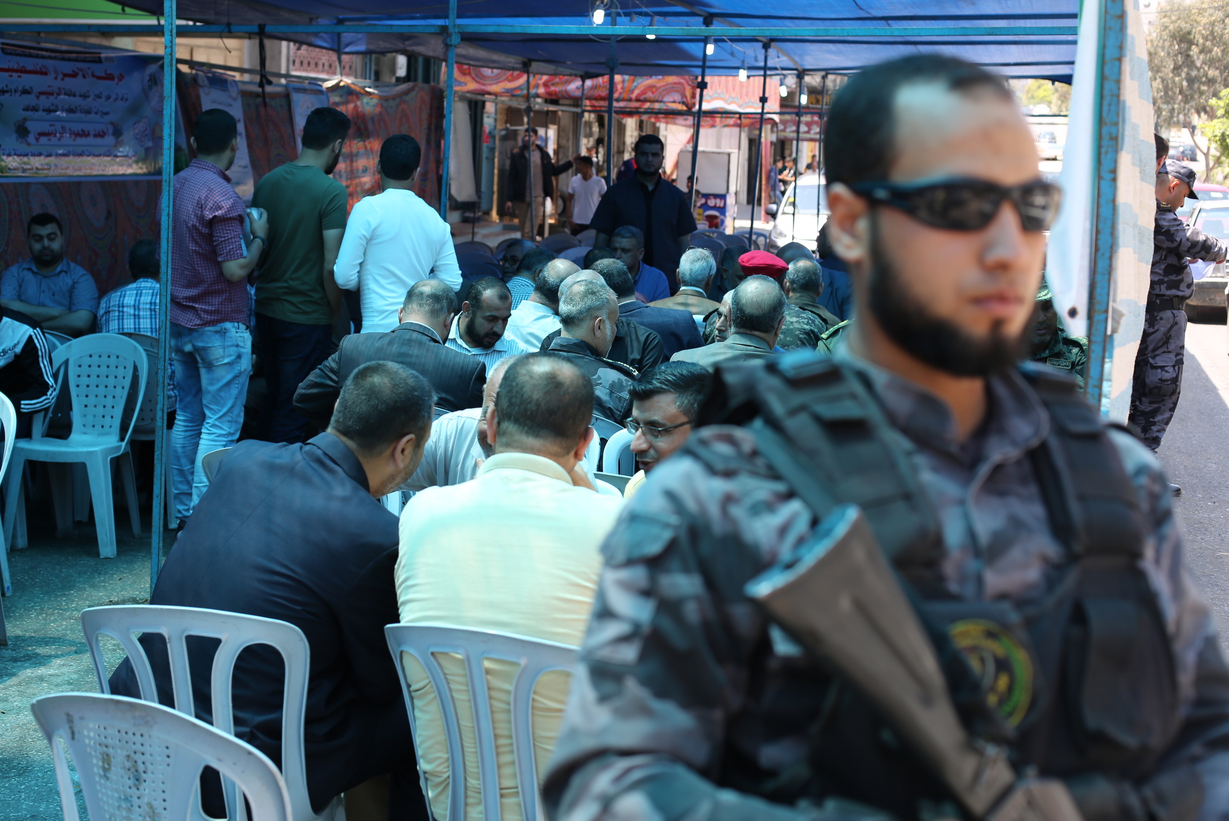 قيادة "الداخلية" تقدم واجب العزاء لذوي شهداء الوزارة في مسيرات العودة بذكرى النكبة