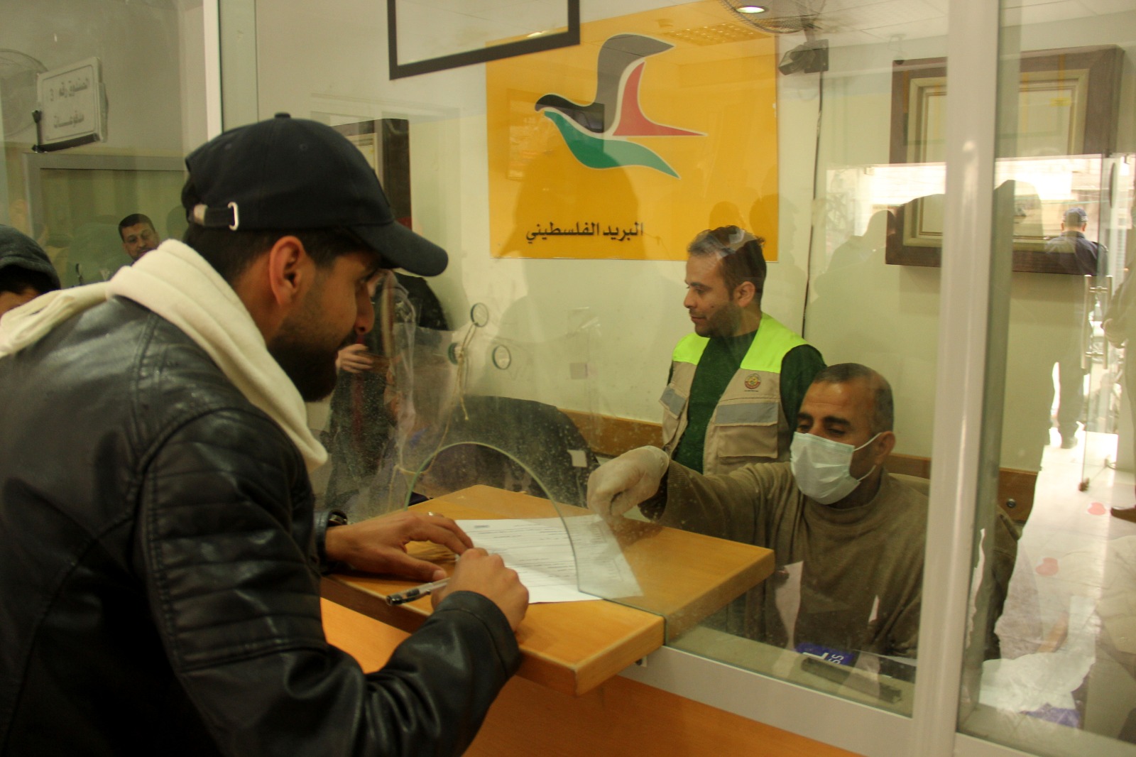 الشرطة تُنظم صرف "المنحة القطرية"