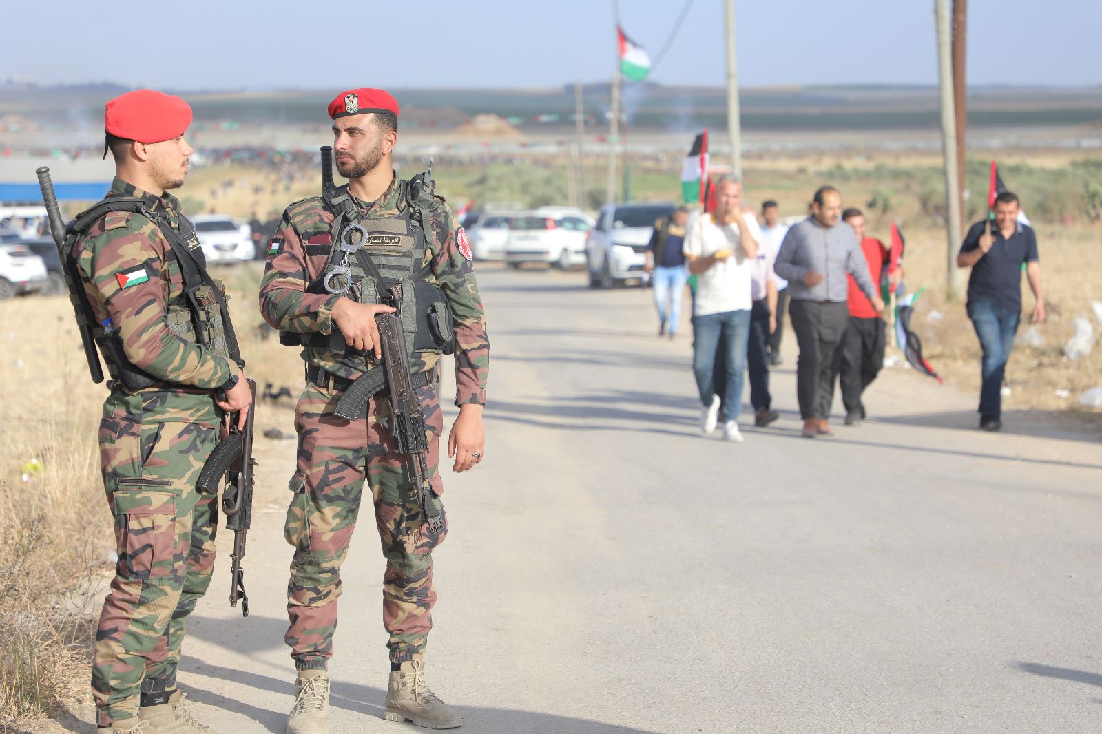 أجهزة "الداخلية" تساند المواطنين بفعالية "مسيرة الأعلام الفلسطينية" شرق غزة