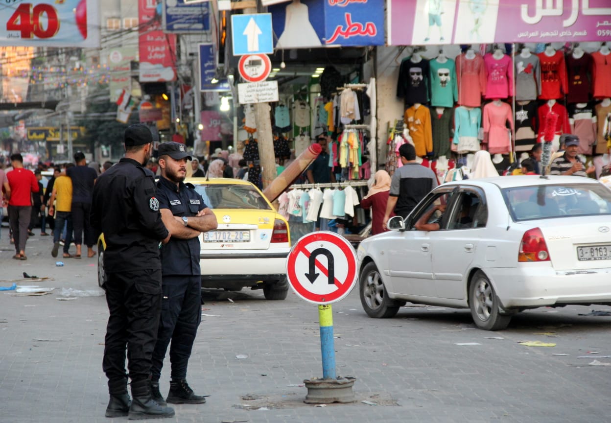 صور من انتشار الأجهزة والإدارات الشرطية لتيسير وتأمين حركة المواطنين عشية عيد الأضحى المبارك