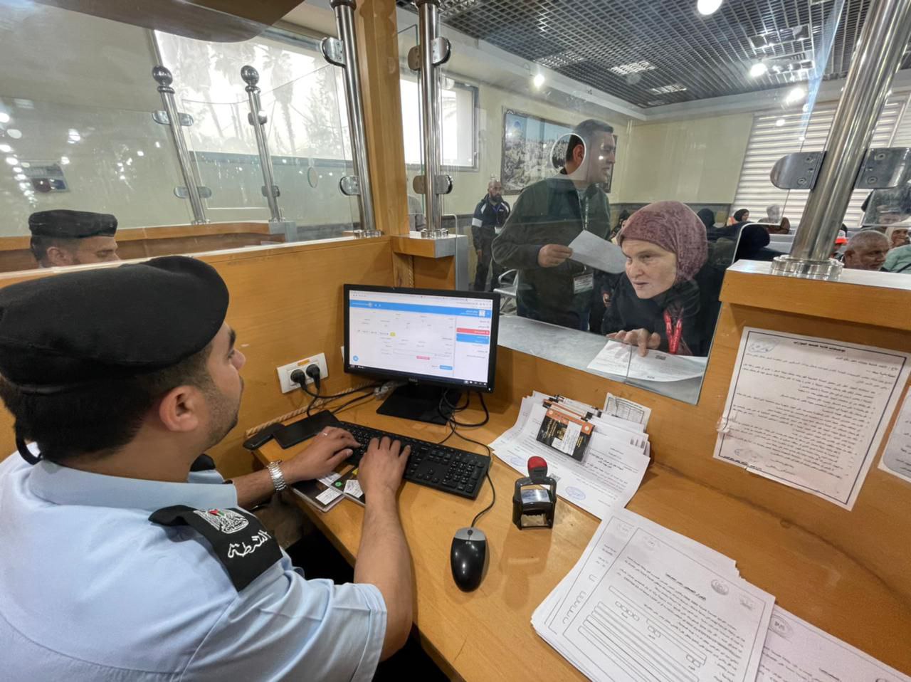 ?? صور.. للأسبوع الخامس توالياً/ أطقم هيئة المعابر والحدود بوزارة الداخلية والأمن الوطني تُسهل مغادرة الفوج الخامس من المعتمرين عبر معبر رفح البري صباح اليوم، وعددهم 600 معتمر.


المكتب الإعلامي
وزارة الداخلية والأمن الوطني
الإثنين 11 أبريل 2022