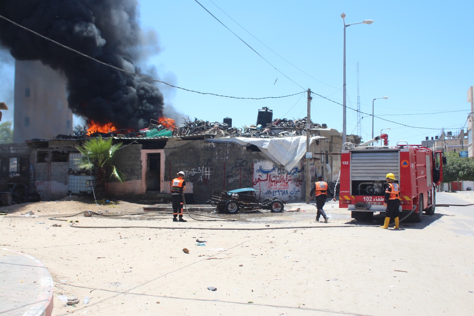 الدفاع المدني يُتابع آثار العدوان الإسرائيلي