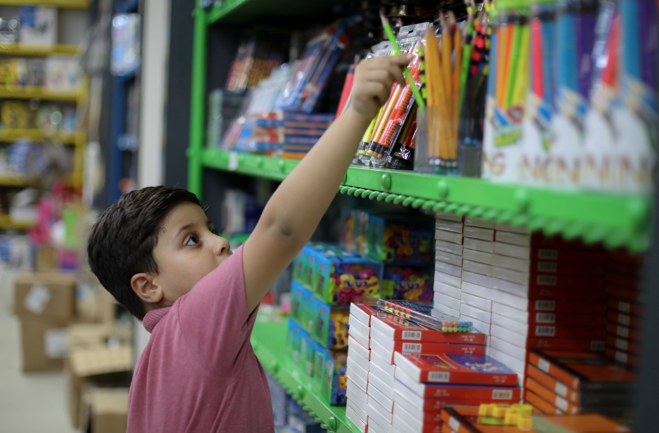 جانب من استعدادات المواطنين في غزة لبدء العام الدراسي الجديد