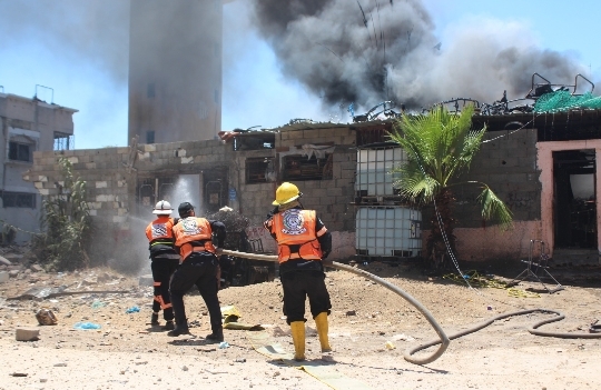 الدفاع المدني يُتابع آثار العدوان الإسرائيلي