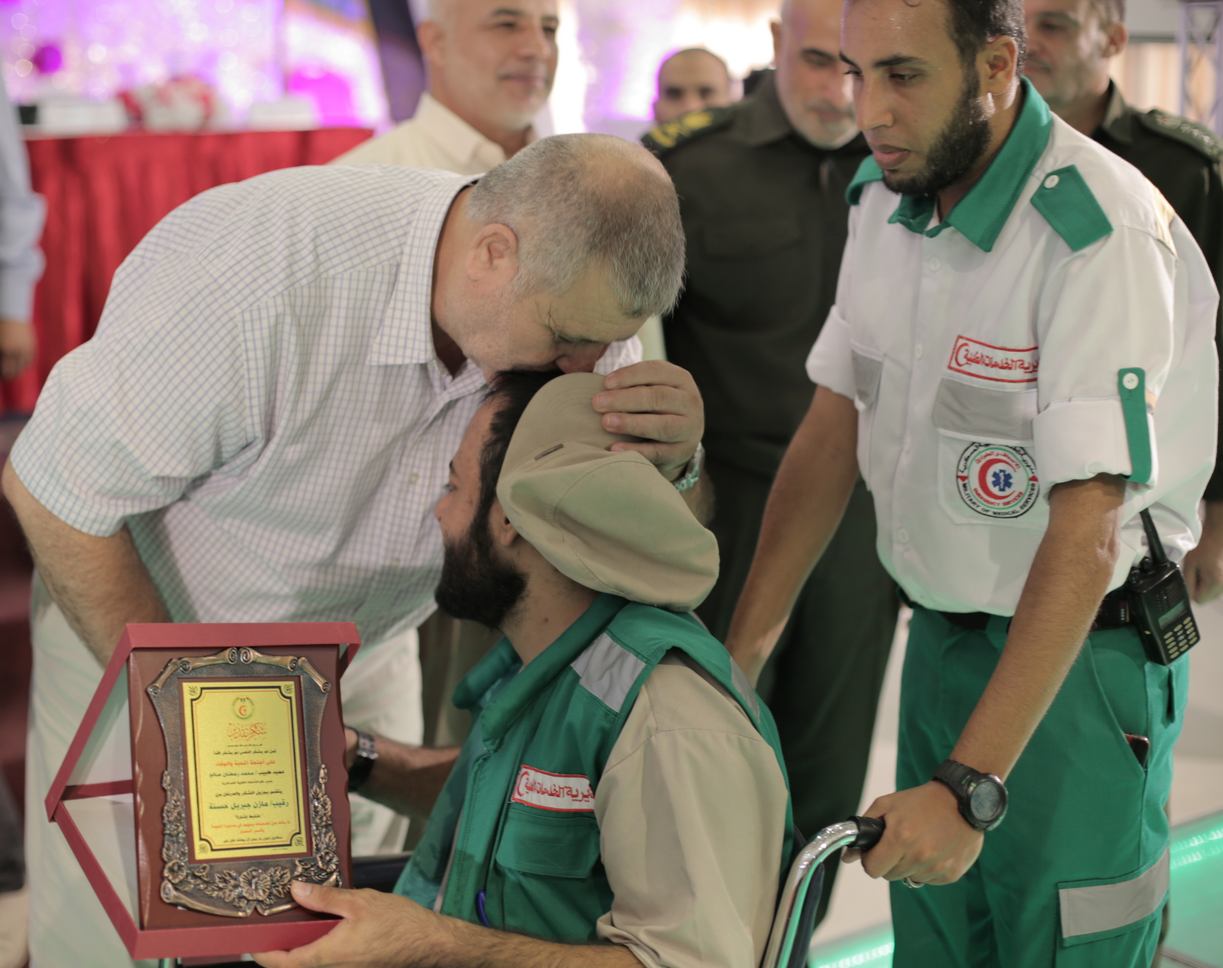 الخدمات الطبية تكرم طواقمها العاملة خلال مسيرات العودة