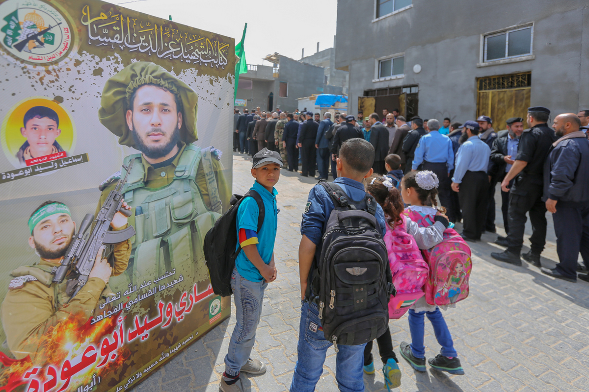 قيادة الداخلية تُقدم واجب العزاء لذوي شهداء مسيرة العودة