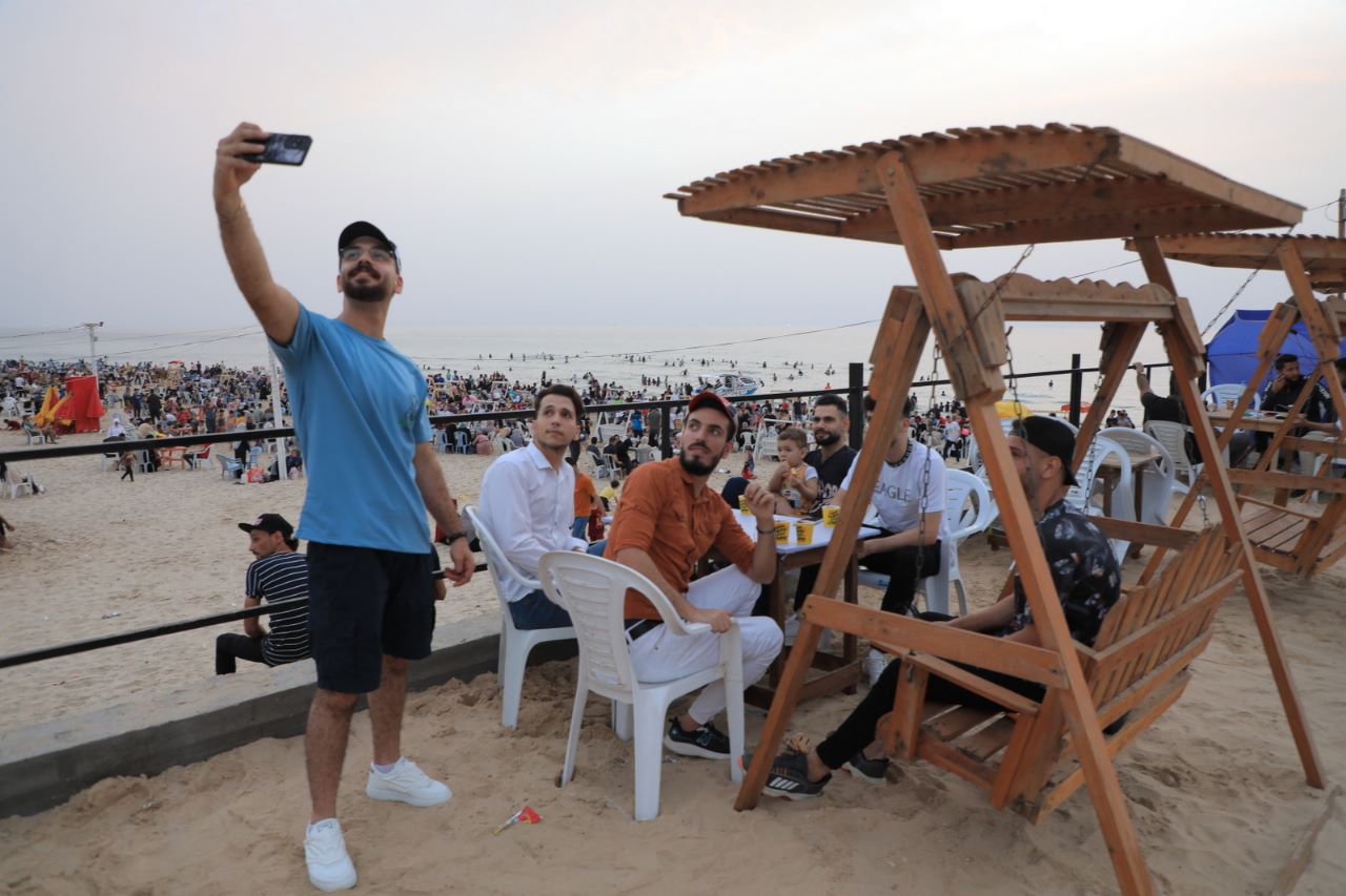 أجواء اصطياف المواطنين بغزة على شاطئ البحر وعمل أجهزة الداخلية في توفير الأجواء الملائمة