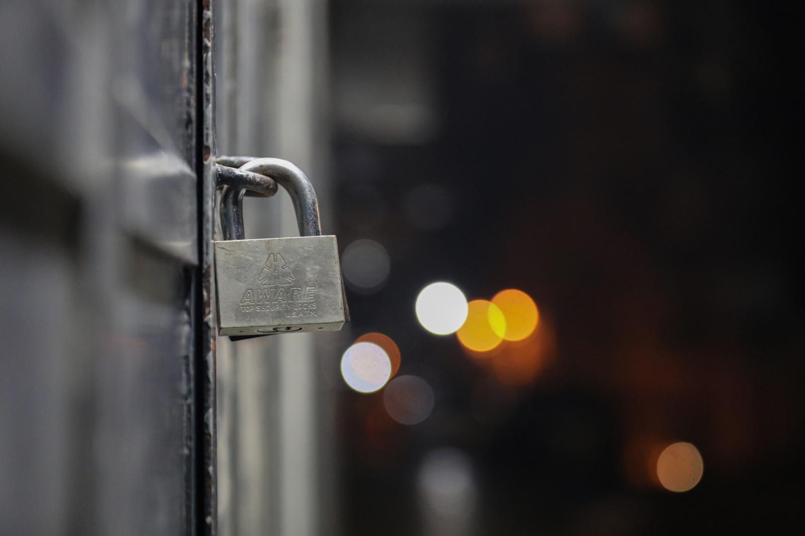 الشرطة تُتابع التزام المواطنين والمنشآت بالإغلاق وحظر التجوال