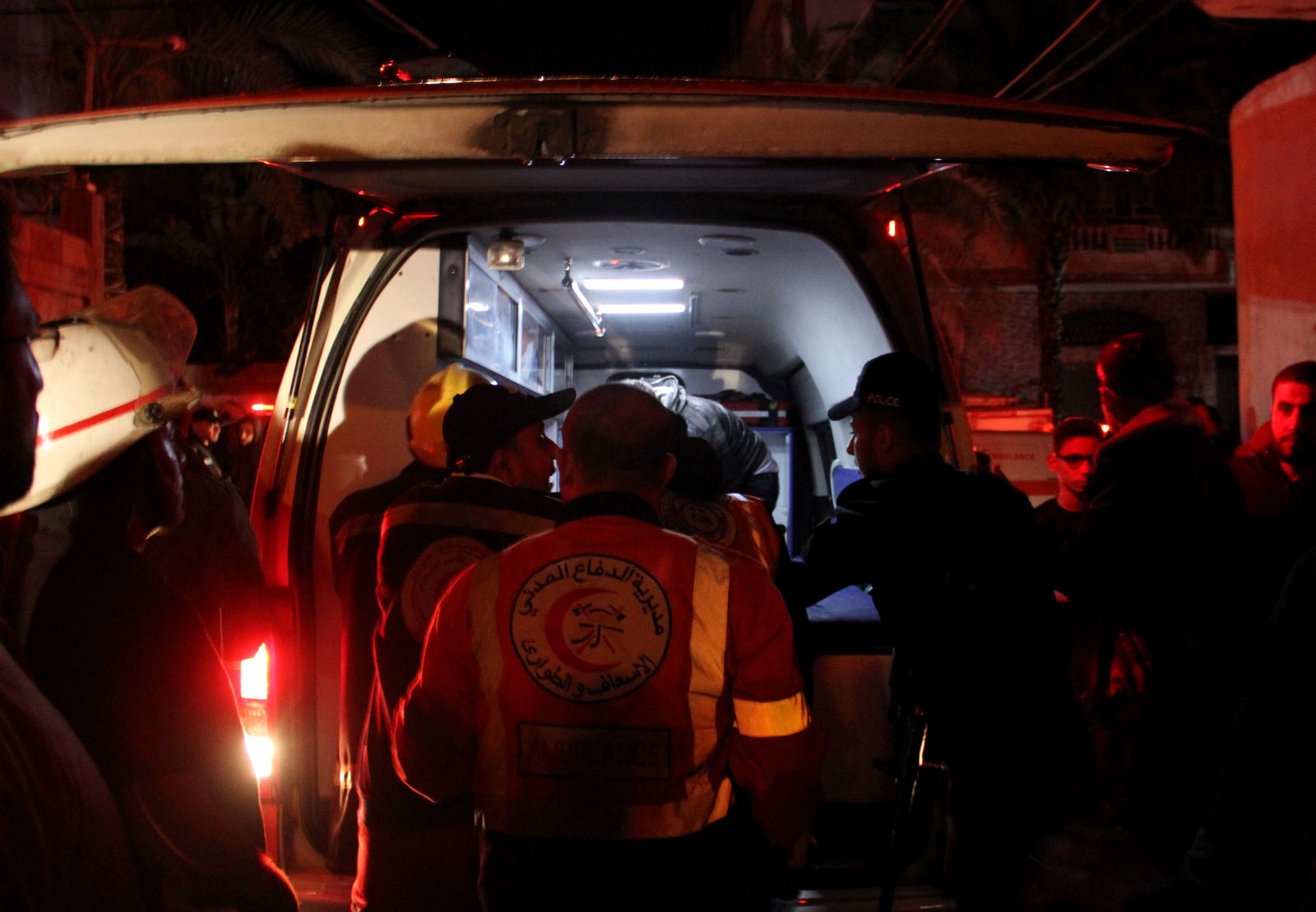 صور من تعامل أطقم الدفاع المدني والشرطة مع حريق البناية السكنية شمال غزة