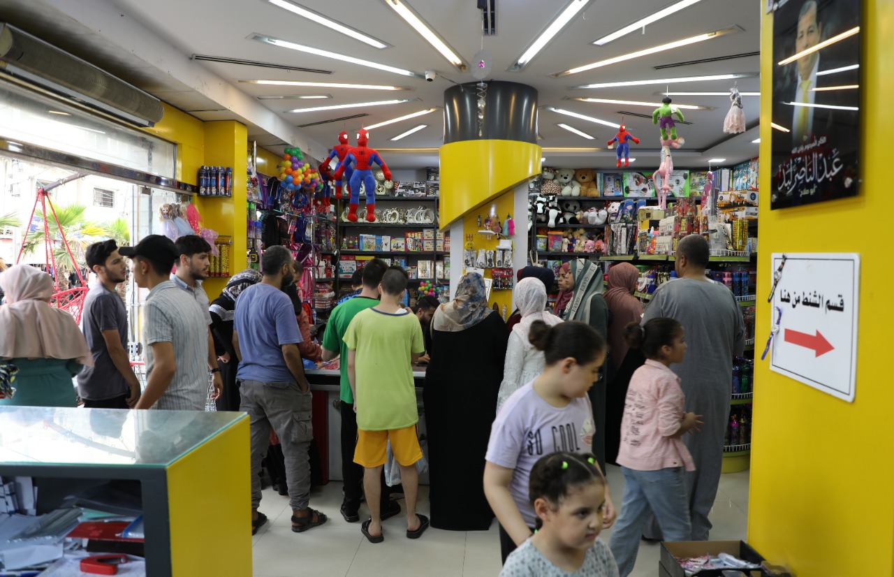 جانب من استعدادات المواطنين في غزة لبدء العام الدراسي الجديد