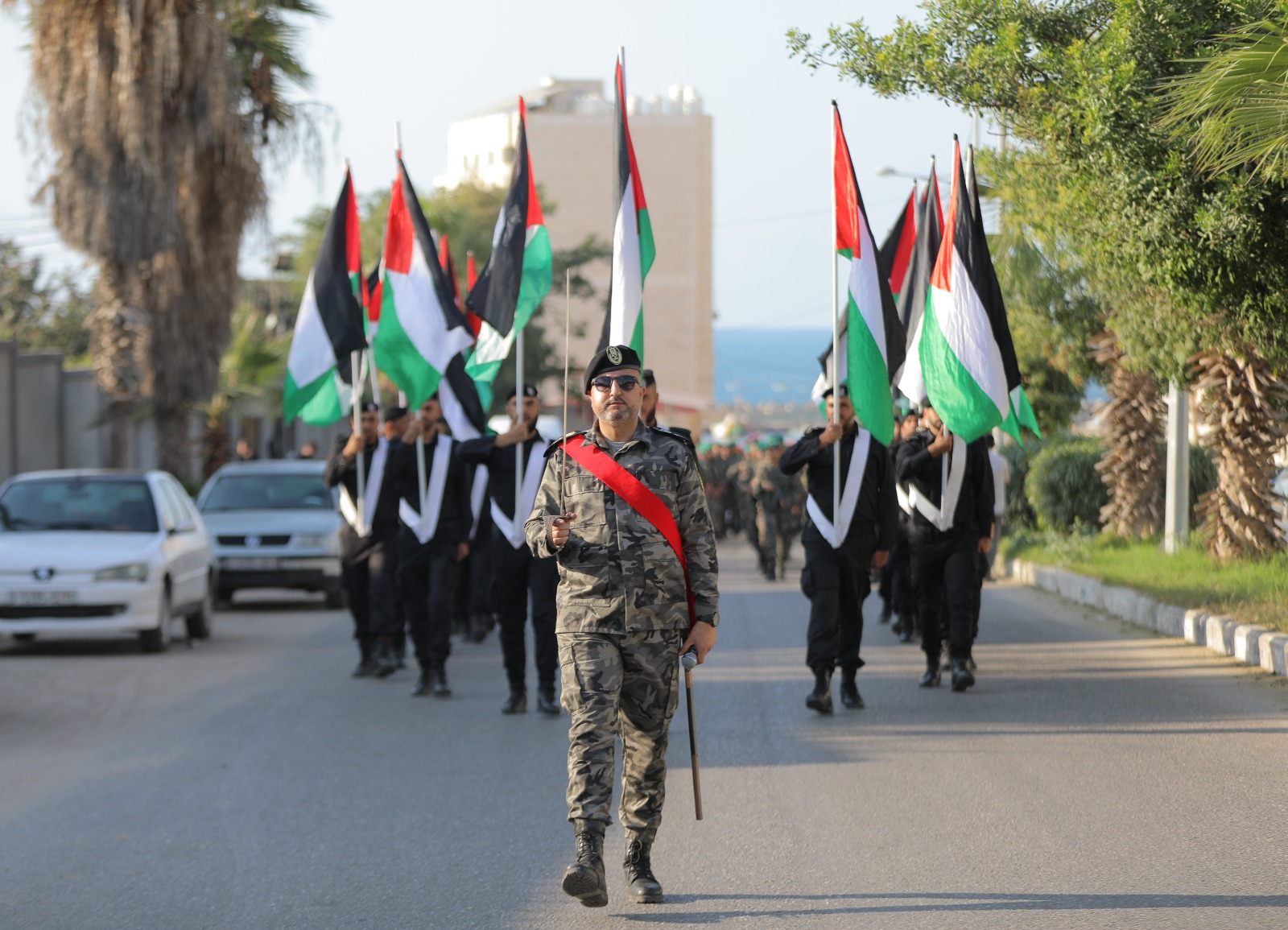 "الداخلية" تُنظم مسيراً عسكرياً تكريماً لشهداء الأجهزة الأمنية بالضفة