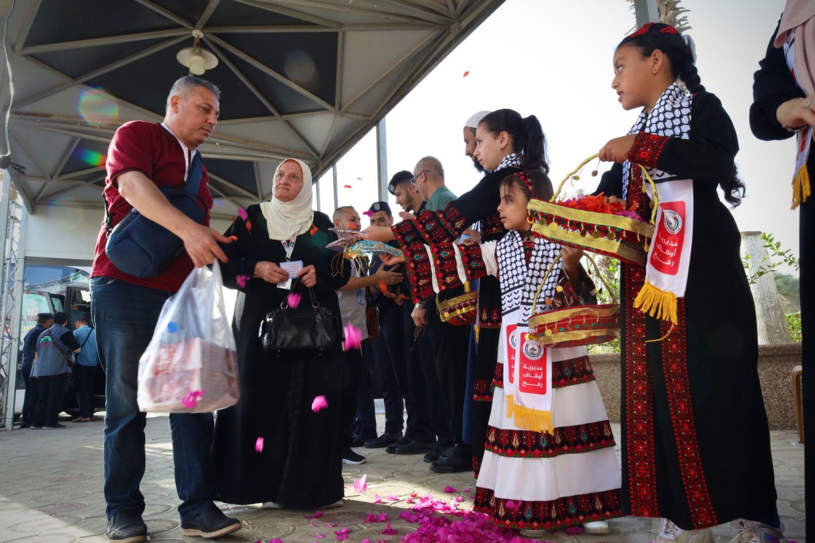 أطقم "المعابر" و"أجهزة الداخلية" تسهل مغادرة الفوج الثاني من حجاج غزة عبر معبر رفح