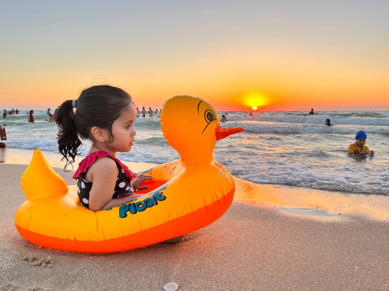 اصطياف المواطنين بغزة على شاطئ البحر وعدد من الأماكن الترفيهية خلال الإجازة الأسبوعية