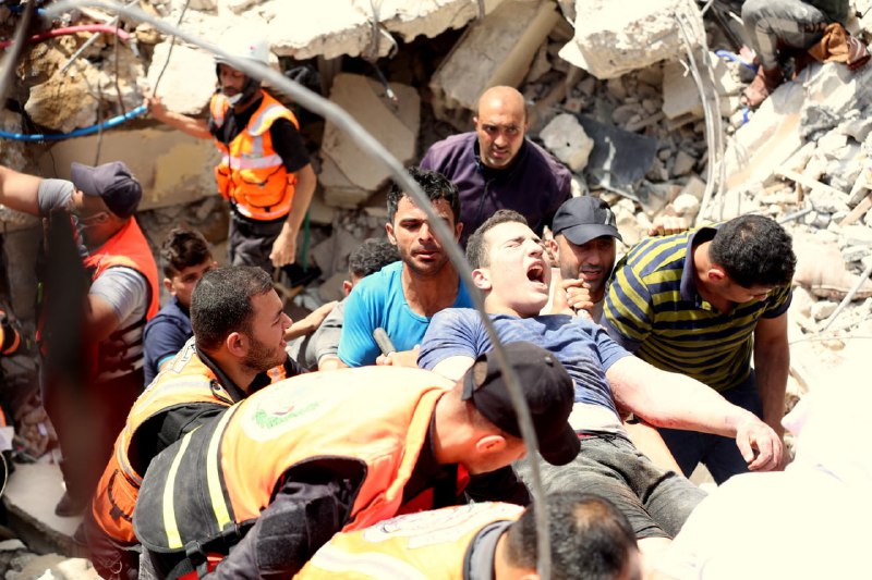 عمل أطقم الدفاع المدني والخدمات الطبية في متابعة آثار مجزرة "الرمال" بغزة