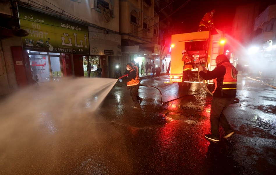 الدفاع المدني يُشارك في مبادرات للتعقيم بمحافظات القطاع لمكافحة جائحة كورونا