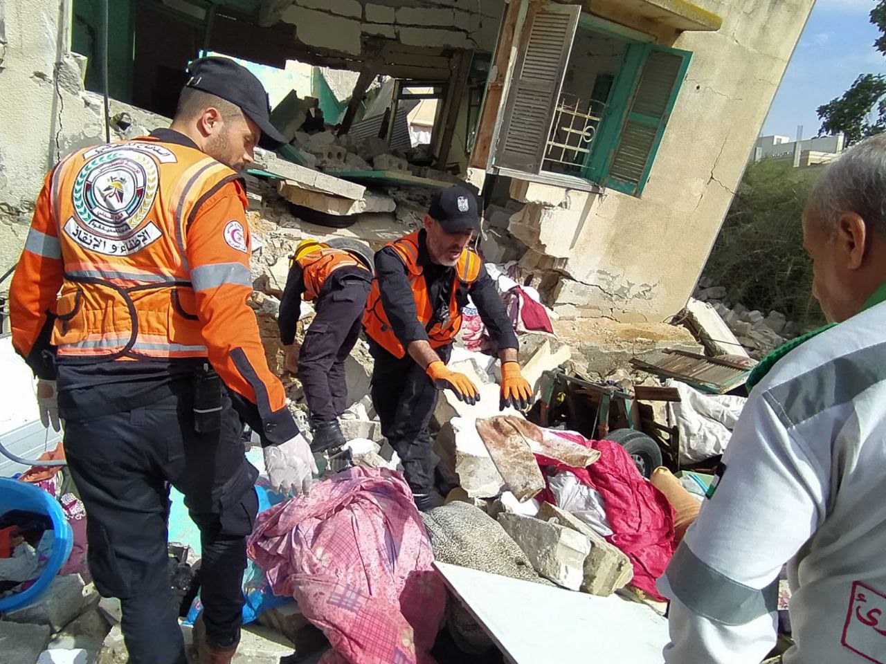 أطقم الدفاع المدني والخدمات الطبية العسكرية  خلال قيامها بواجبها الوطني