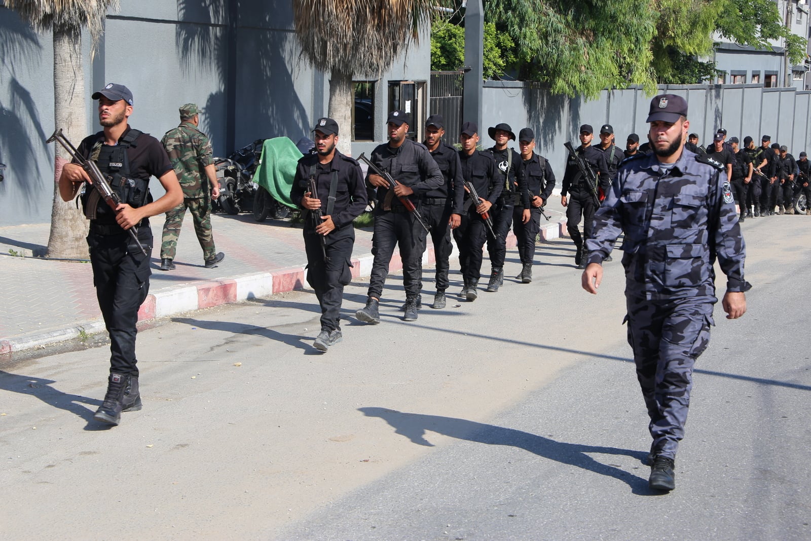 مديرية التدريب تُنظم مسيراً عسكرياً للدورة "التأسيسية الثانية"