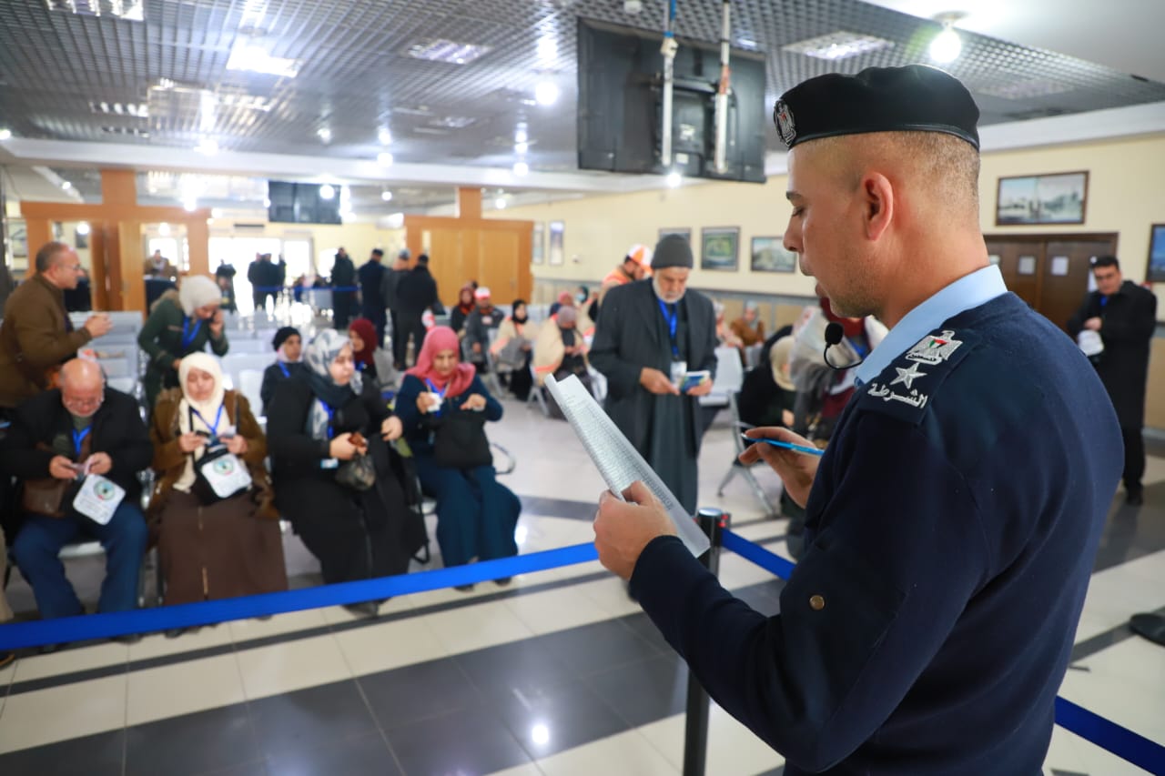 صور.. أطقم "المعابر" تُسهل مغادرة الفوج السابع من المعتمرين
