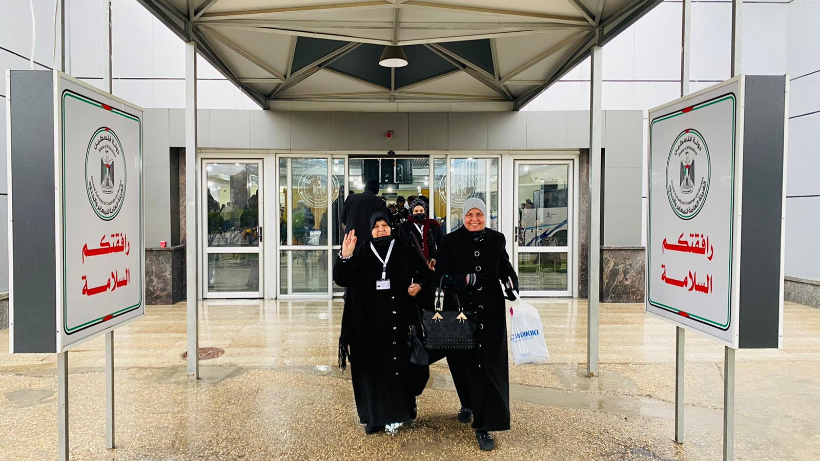 أطقم "المعابر" تُسهل مغادرة الفوج الأول من المعتمرين عبر معبر رفح 