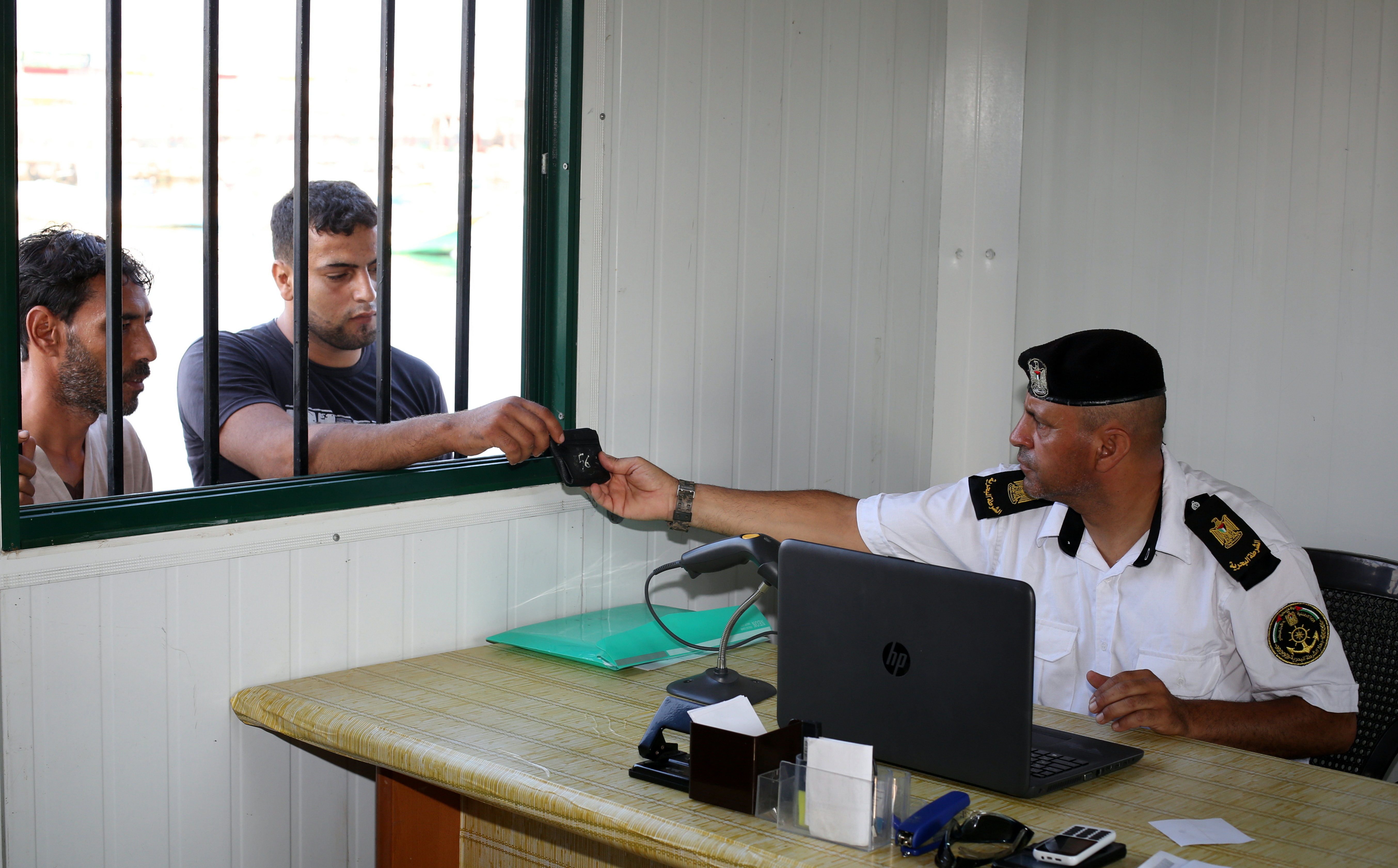 الشرطة البحرية تُنظم حركة الصيادين في ميناء غزة بنظام منظومة "الباركود" الإلكتروني