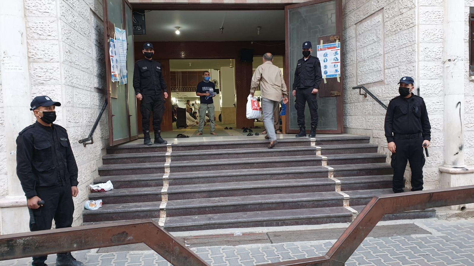 الشرطة تؤمن إقامة صلاة عيد الفطر المبارك وفق ضوابط وإجراءات السلامة العامة