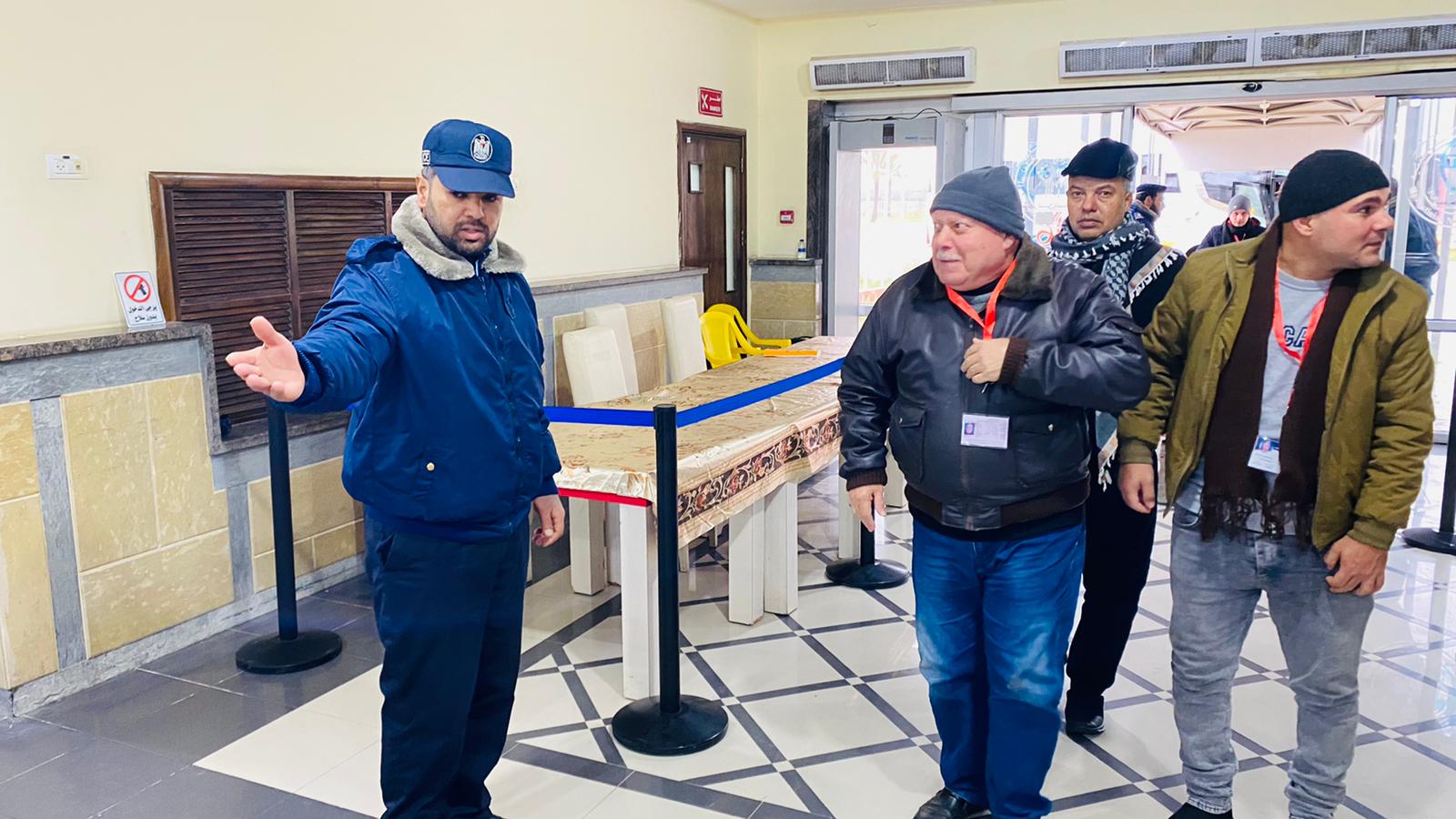 أطقم "المعابر" تُسهل مغادرة الفوج الأول من المعتمرين عبر معبر رفح 