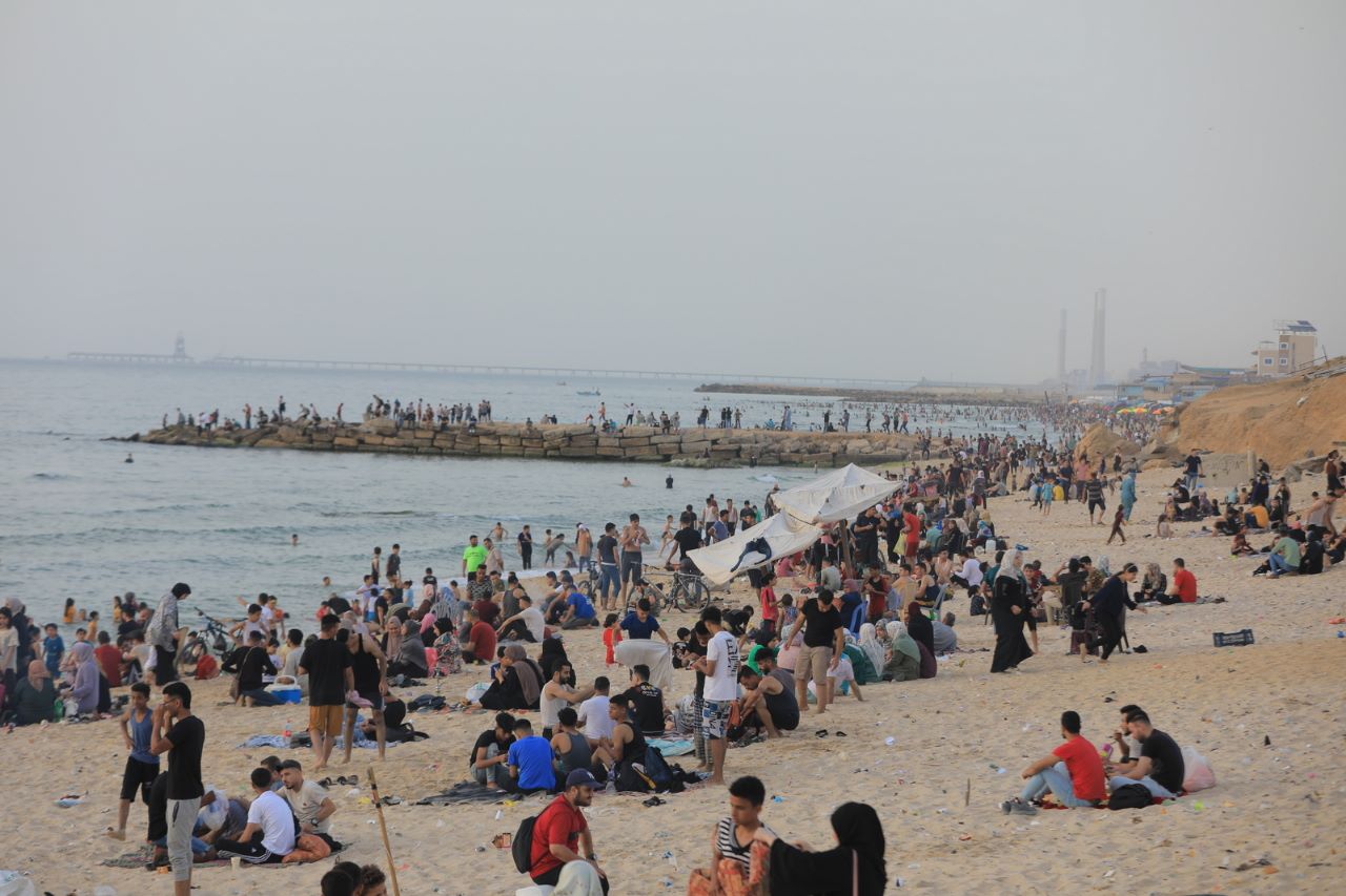 أجواء اصطياف المواطنين بغزة على شاطئ البحر وعمل أجهزة الداخلية في توفير الأجواء الملائمة