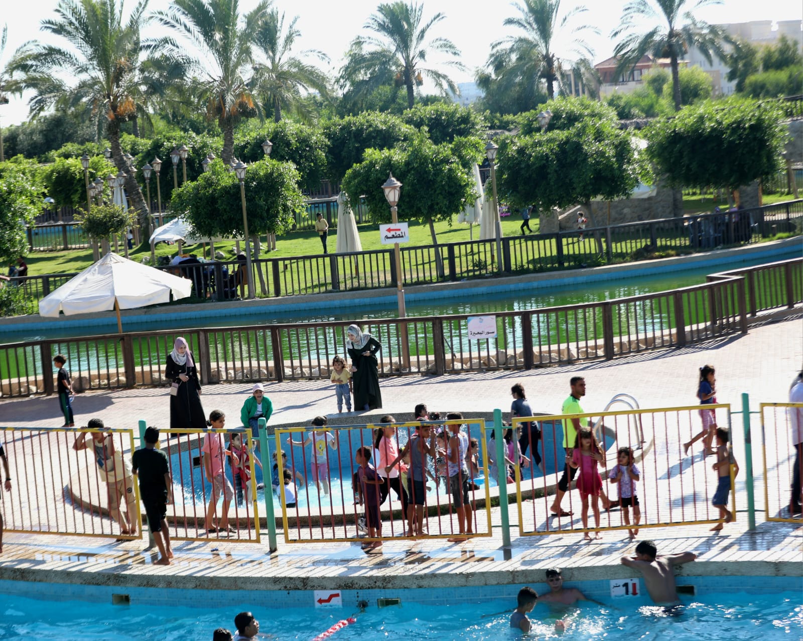 اصطياف المواطنين بغزة على شاطئ البحر وعدد من الأماكن الترفيهية خلال الإجازة الأسبوعية